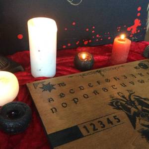 ésotérisme avec une planche ouija